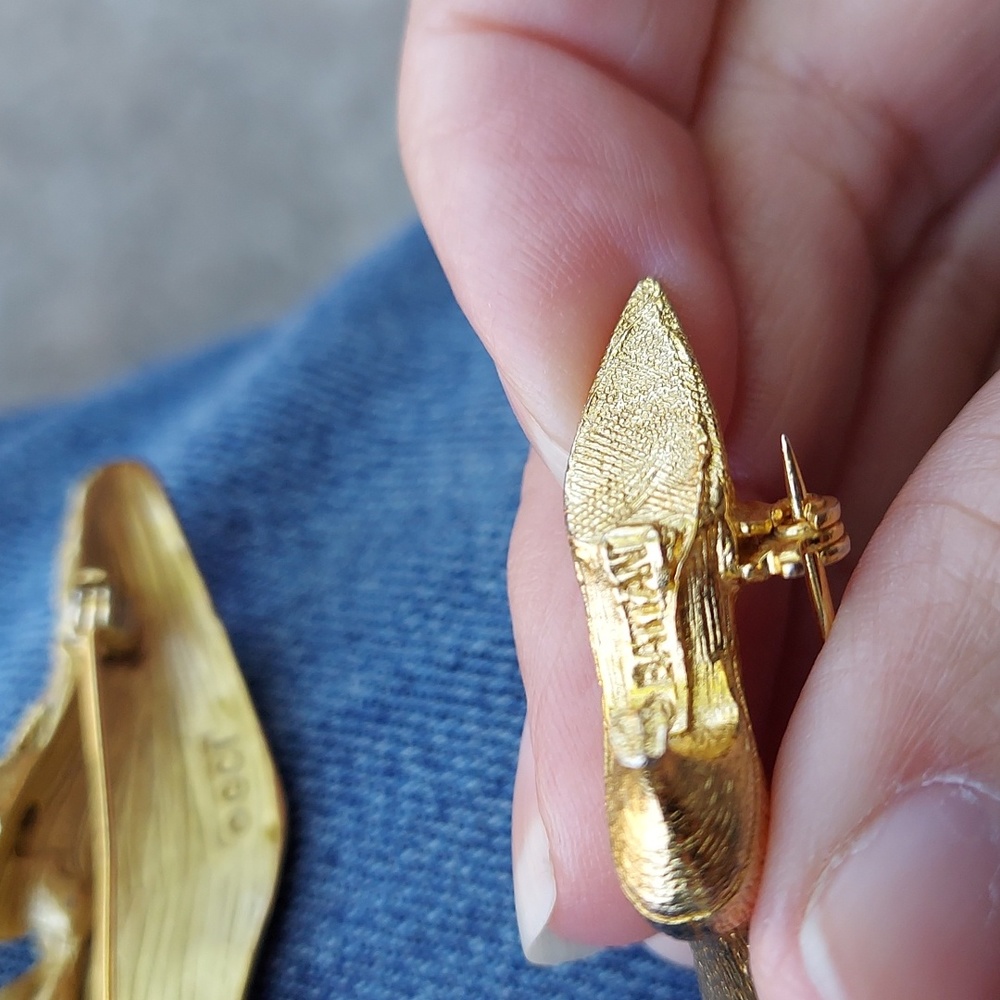 Goldtone vintage shoe shaped marked brooch lot - Picture 5 of 5